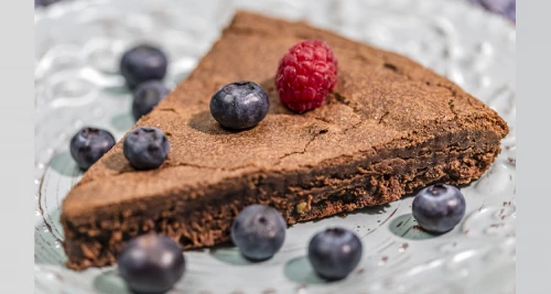 Verführerische Schokoladen Tarte mit fruchtiger Himbeer- und Heidelbeergarnierung